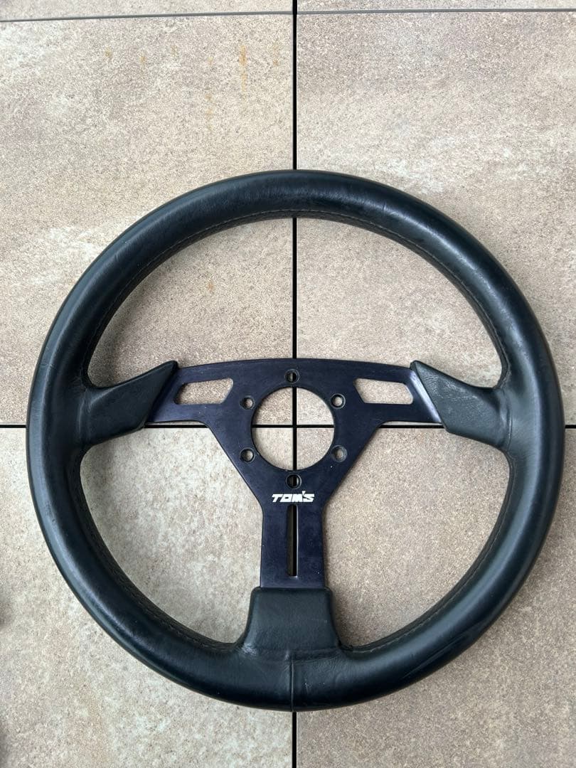TOMS スポーツステアリング 32Φ 3スポーク センターパット付き
