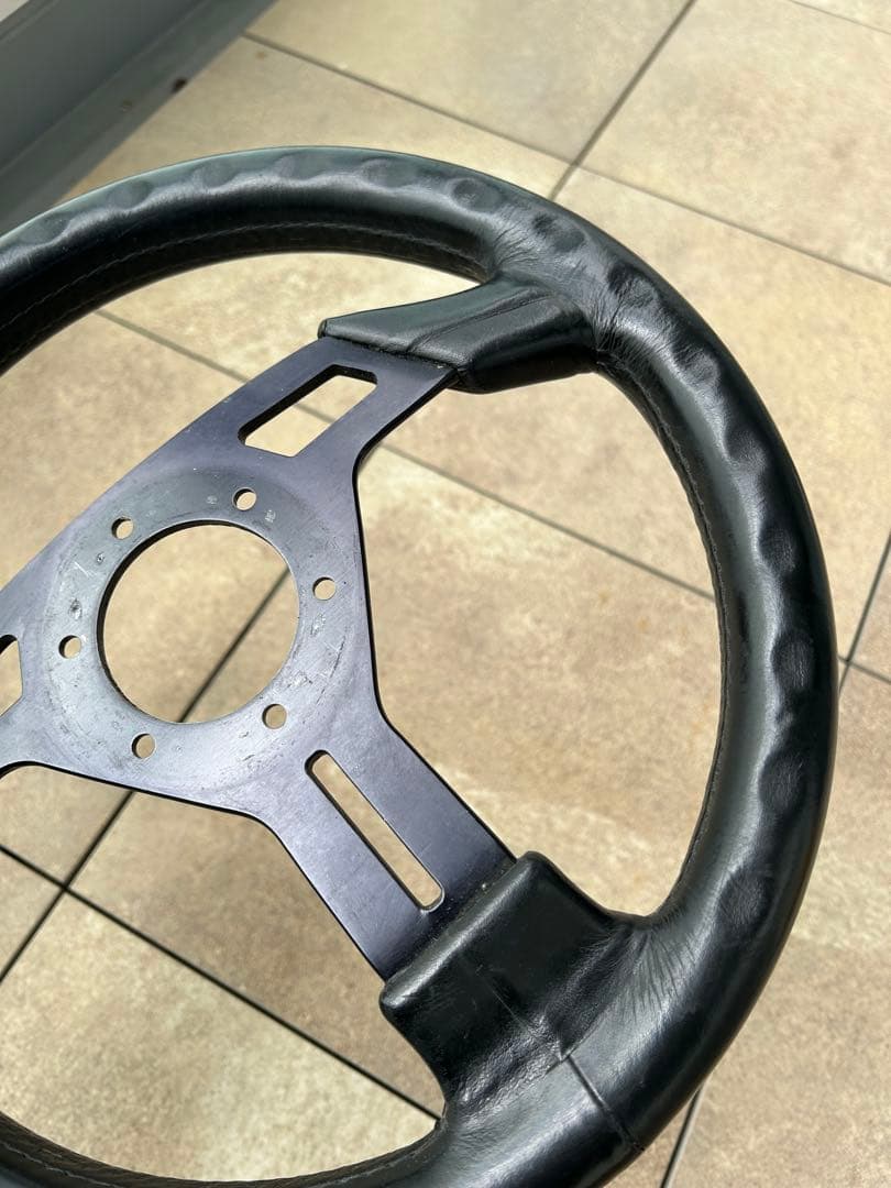 TOMS スポーツステアリング 32Φ 3スポーク センターパット付き