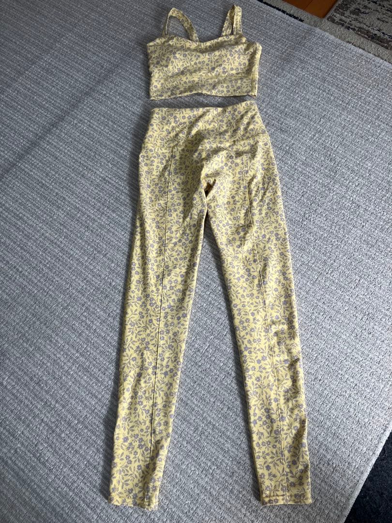 emmi ヨガウェア　上下セット 花柄 ヨガウェア ブラトップとレギンスセット