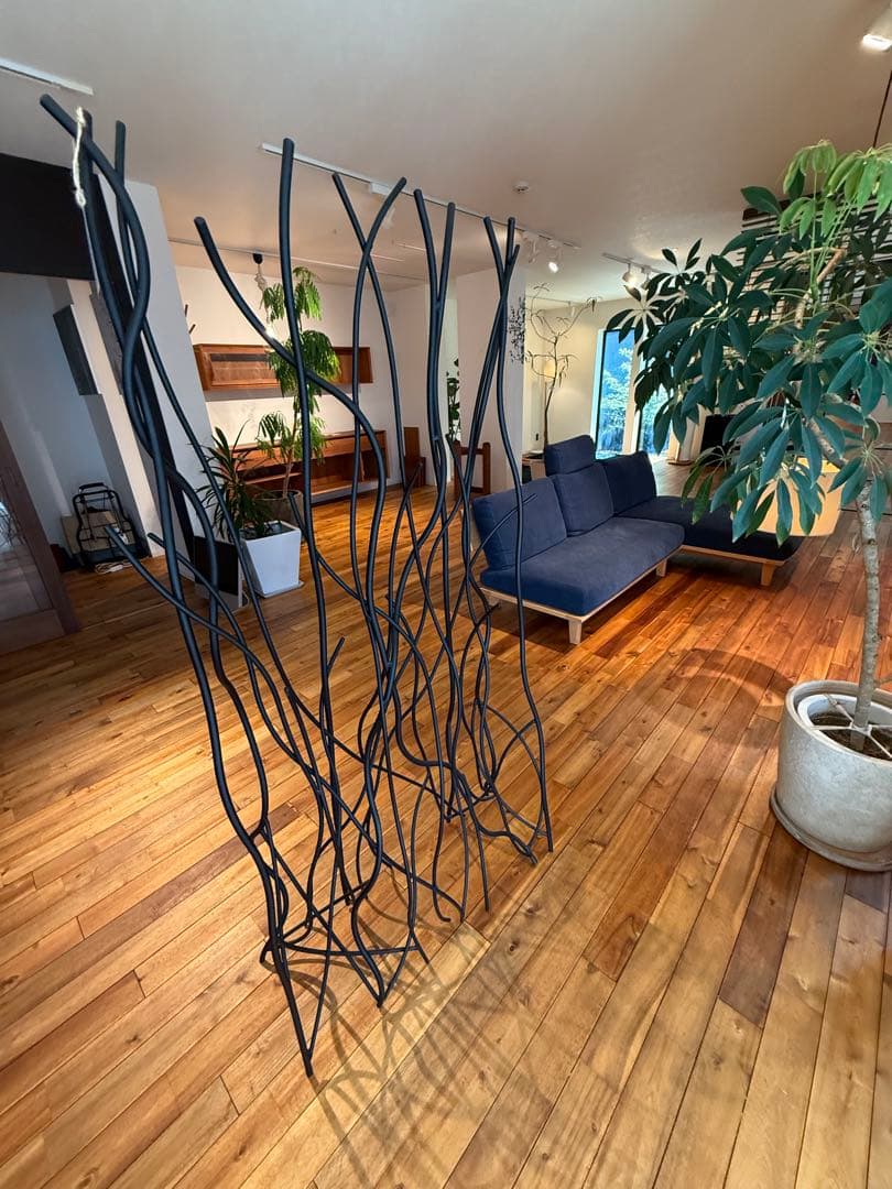 【展示品】黒いツイストデザイン間仕切り