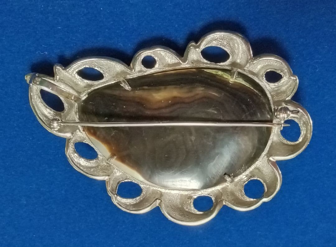 シルバー？マベパール母貝付きブローチ