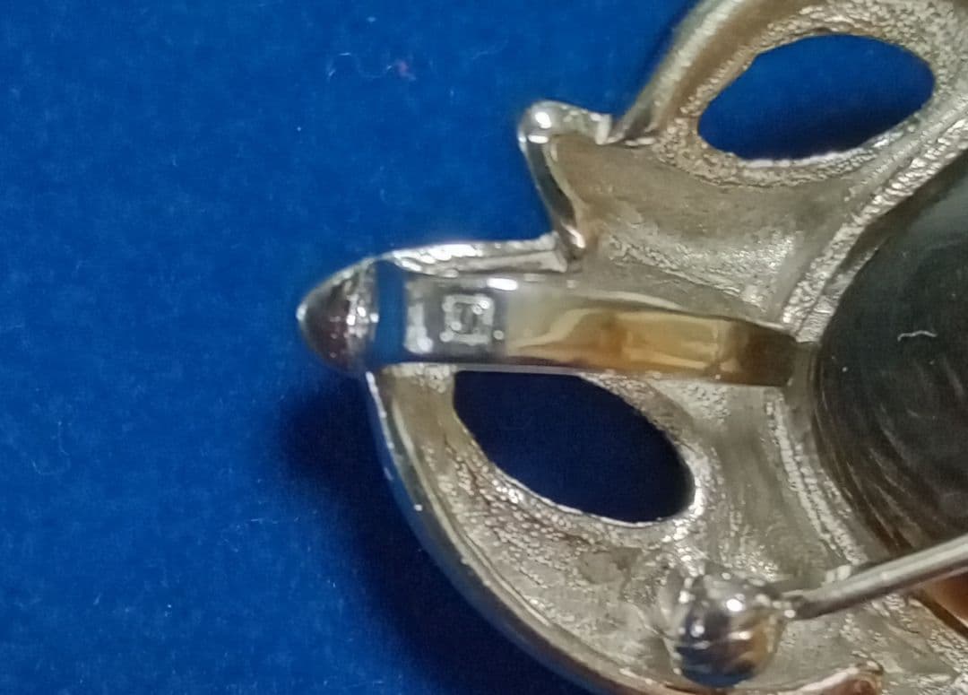 シルバー？マベパール母貝付きブローチ