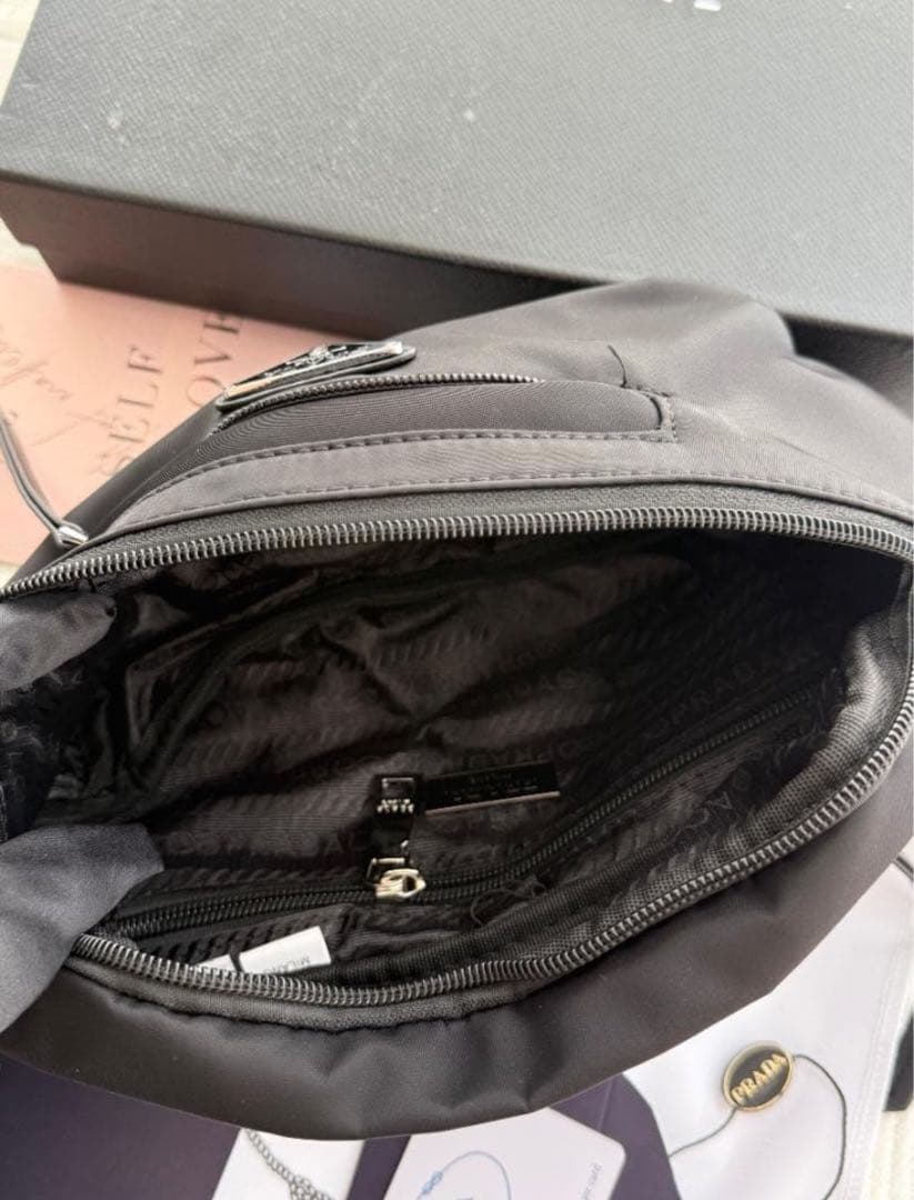 PRADA ブラック ボディバッグ--*-*