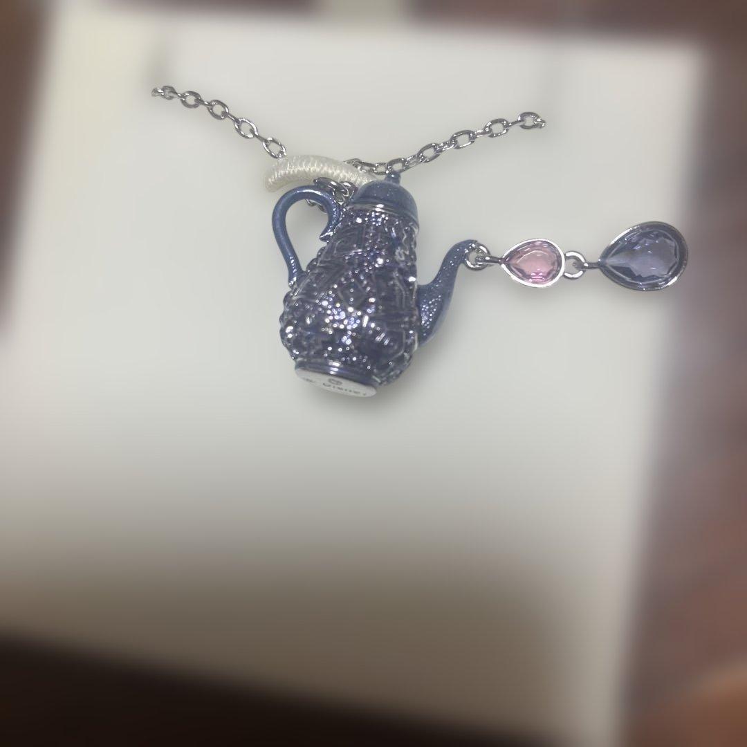 スワロフスキー　Alice in Wonderland ペンダント