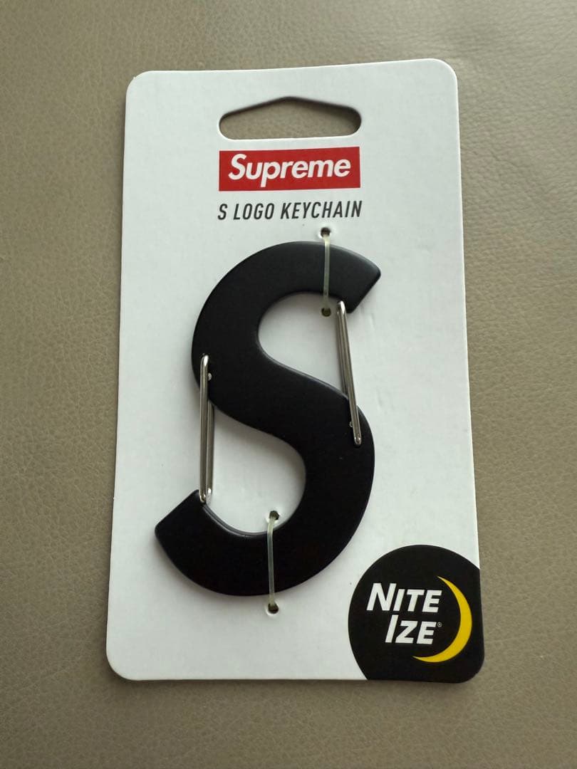 supreme sロゴ　カラビナ　キーチェーン