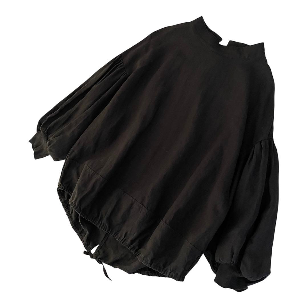 BEARDSLEYビアズリー　後ろボタン袖パフリネンブラウス　ブラック