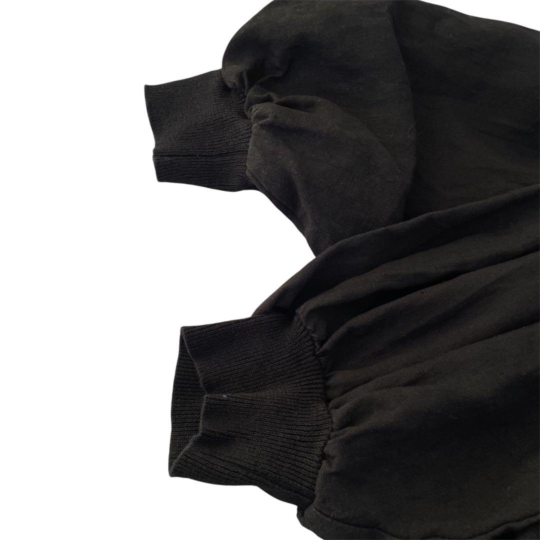 BEARDSLEYビアズリー　後ろボタン袖パフリネンブラウス　ブラック