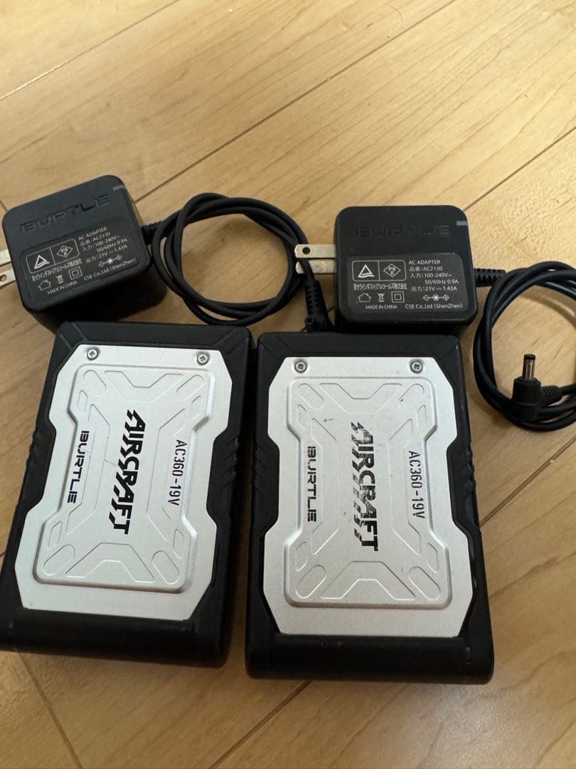 AC360-19VモデルのリチウムイオンバッテリーとACアダプターの2セット。