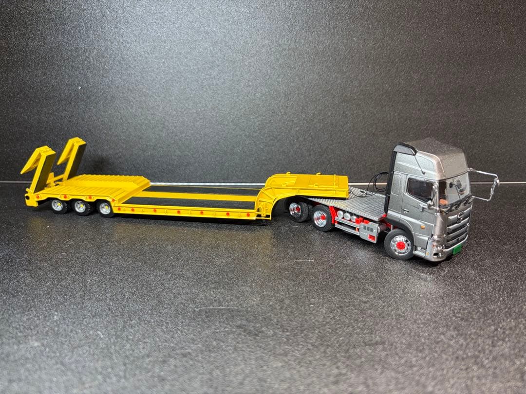 ブルーリボン　1/50 3軸低床トレーラー自動あゆみ付 重機 建機