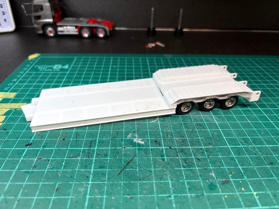 ブルーリボン　1/50 3軸低床トレーラー自動あゆみ付 重機 建機