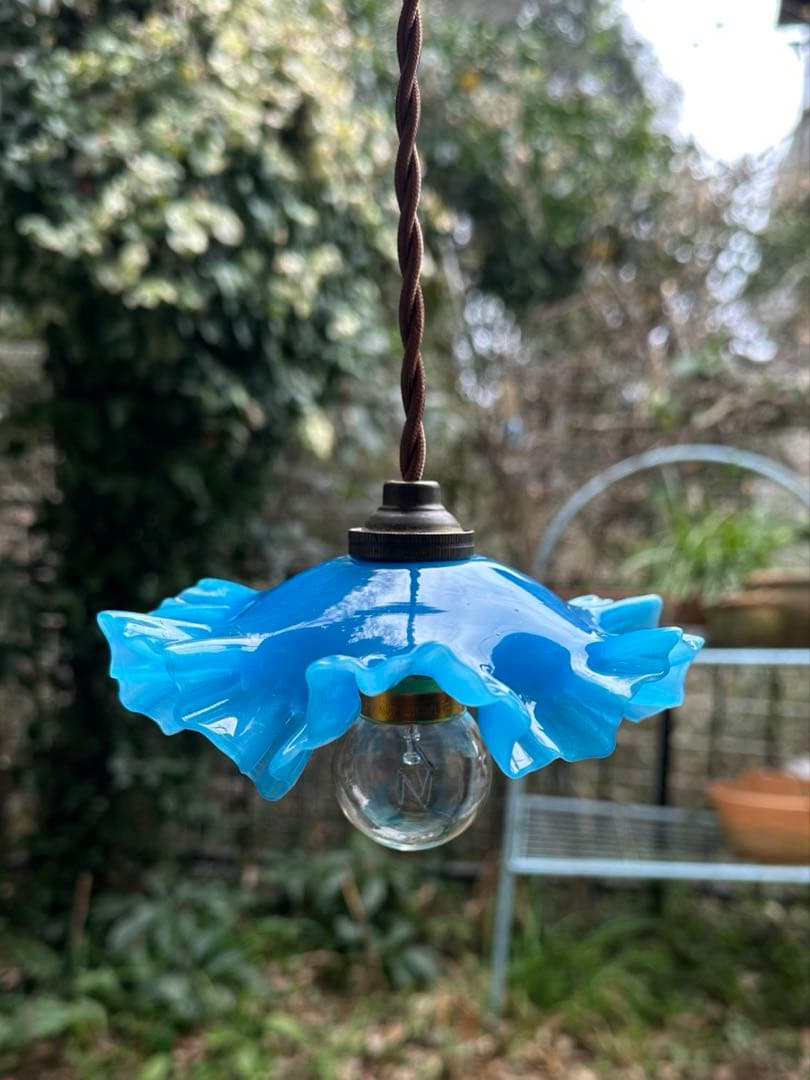 フランス アンティーク 乳白色ブルーオパリンガラスの可愛いお花アトリエランプ＊