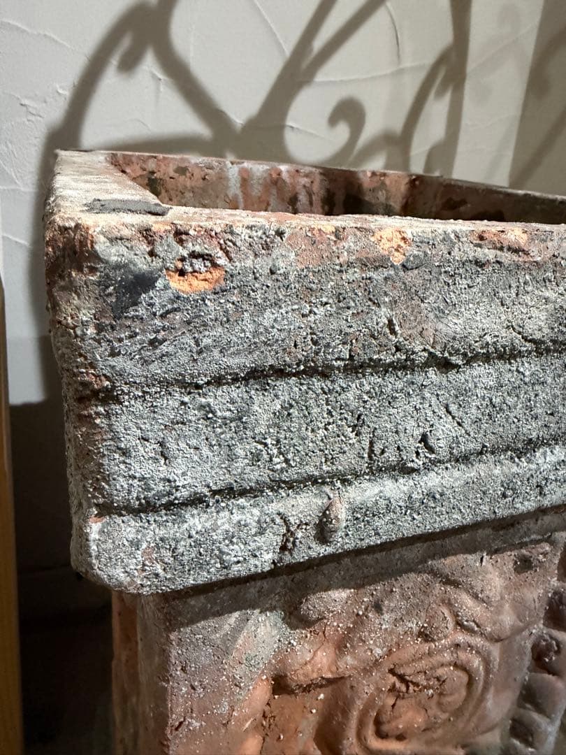 装飾が素敵な大きなアンティーク風プランター