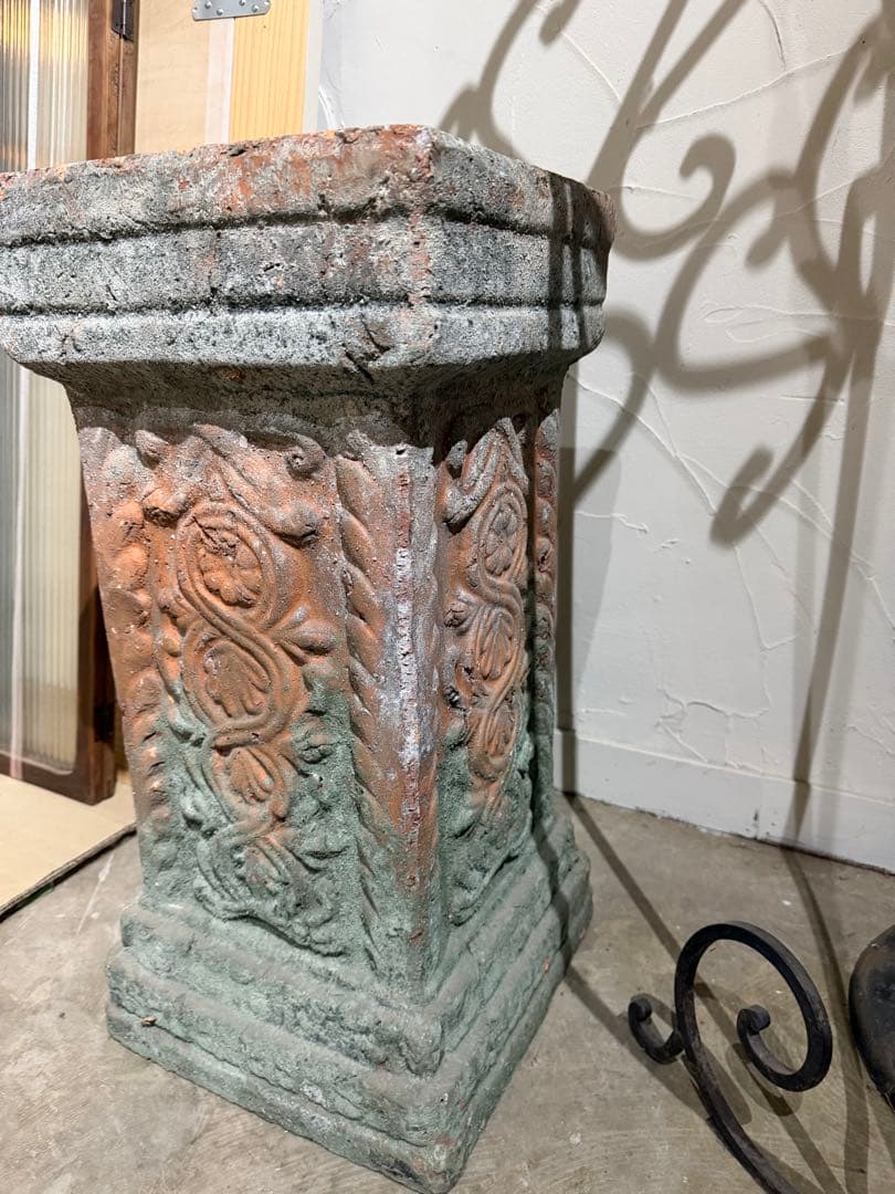 装飾が素敵な大きなアンティーク風プランター