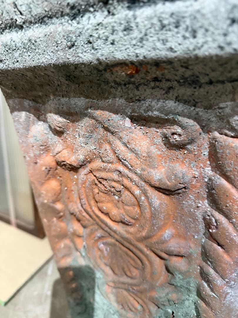 装飾が素敵な大きなアンティーク風プランター