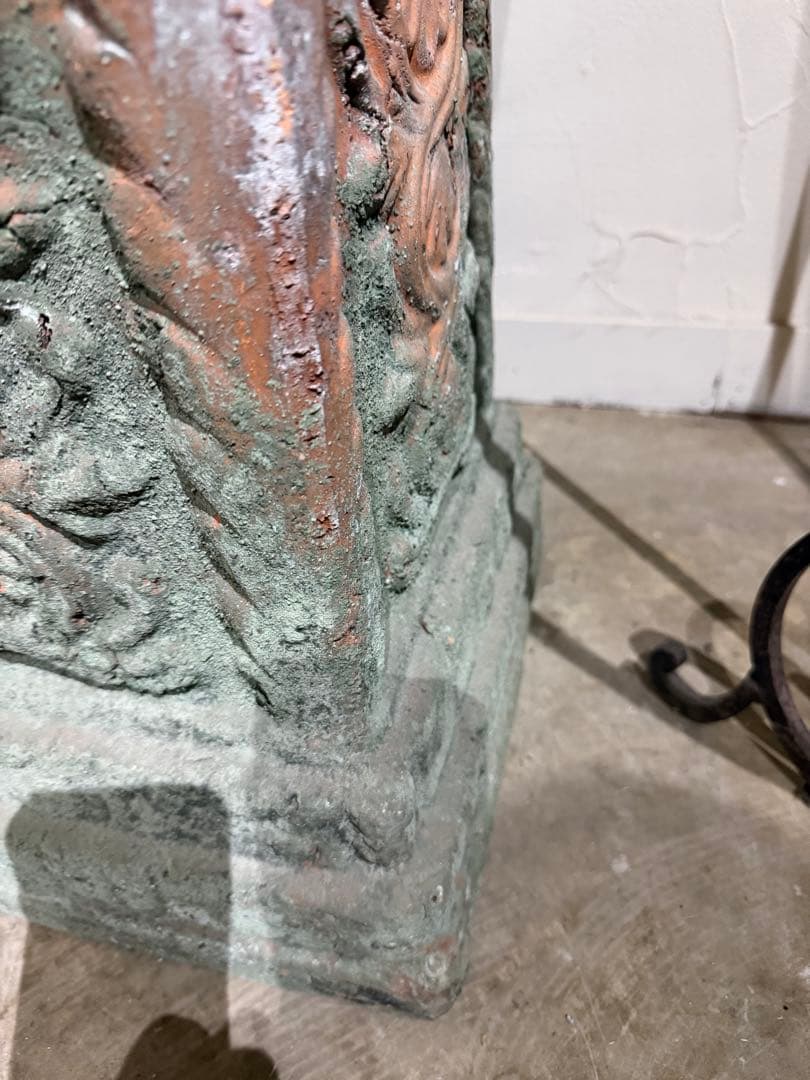 装飾が素敵な大きなアンティーク風プランター