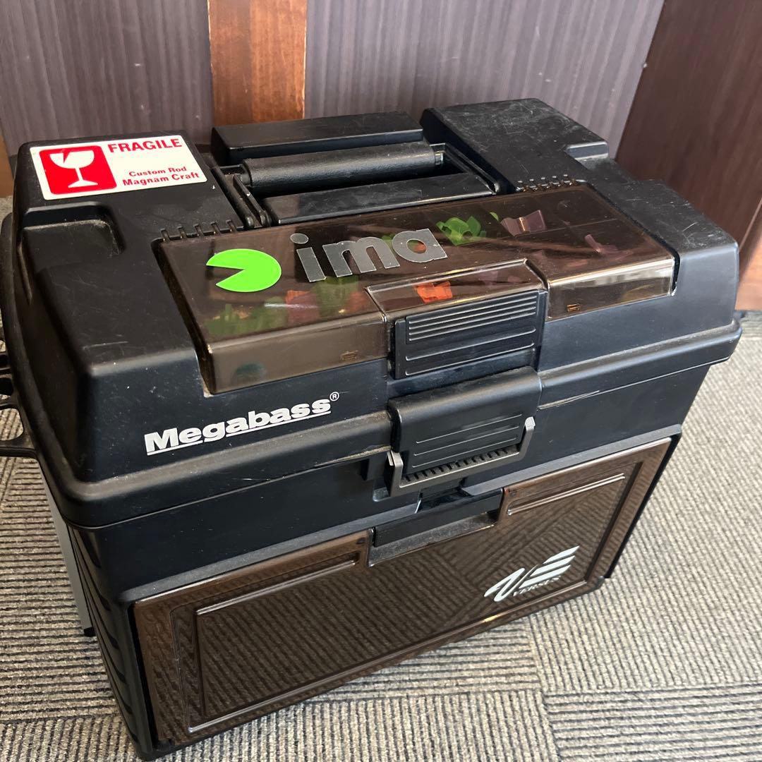 ルアーボックスとルアーなど