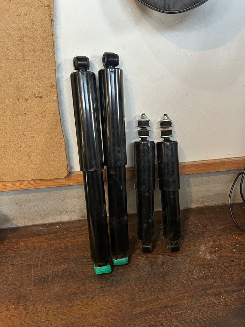 ハイエース　ショートショックアブソーバー 一台分