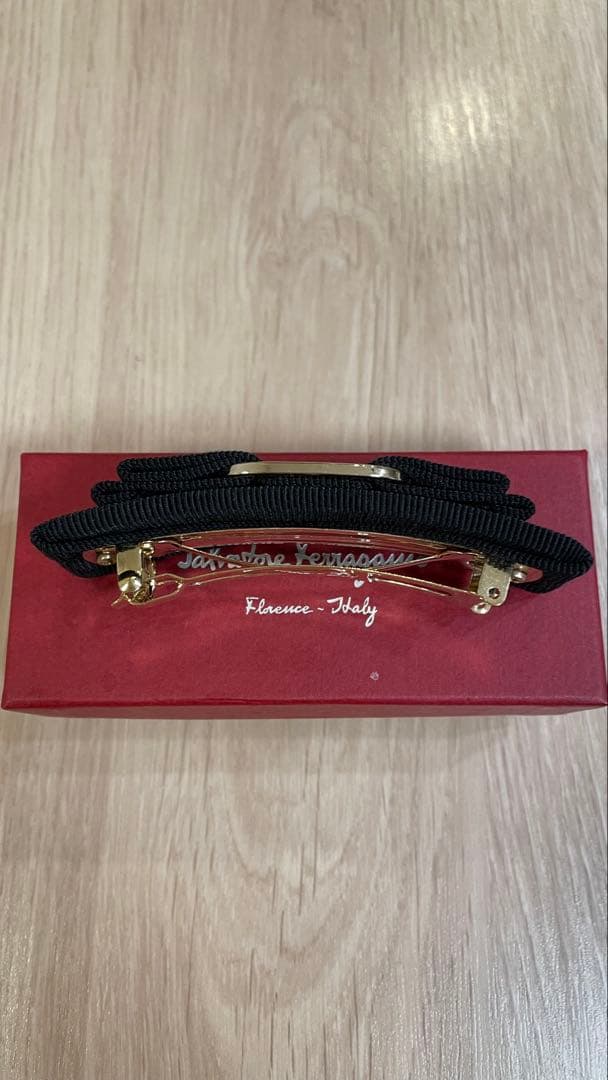 フェラガモ　バレッタ　リボン　ヴァラ　ブラックゴールド