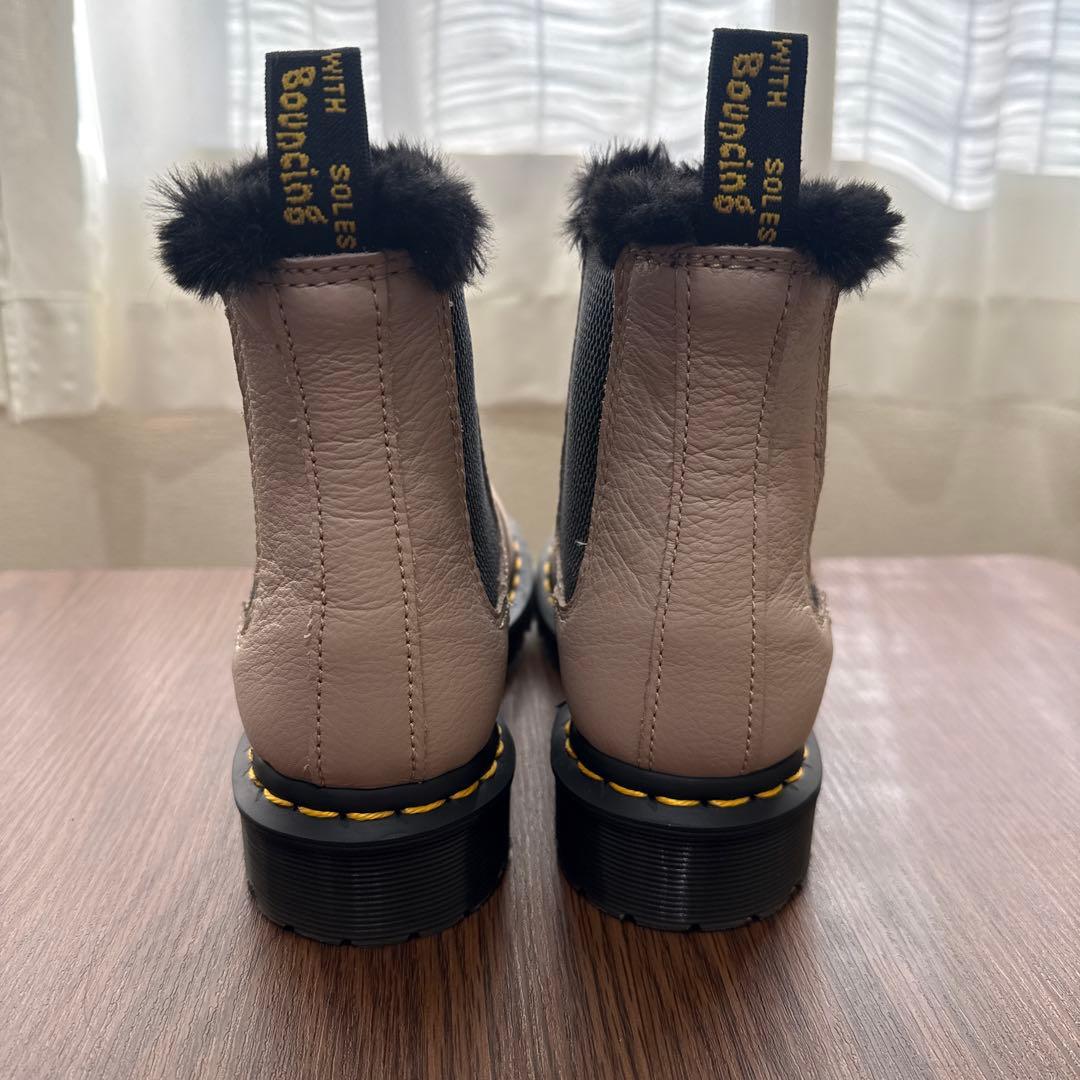 ベージュレザーサイドゴアブーツ（ファー付き）