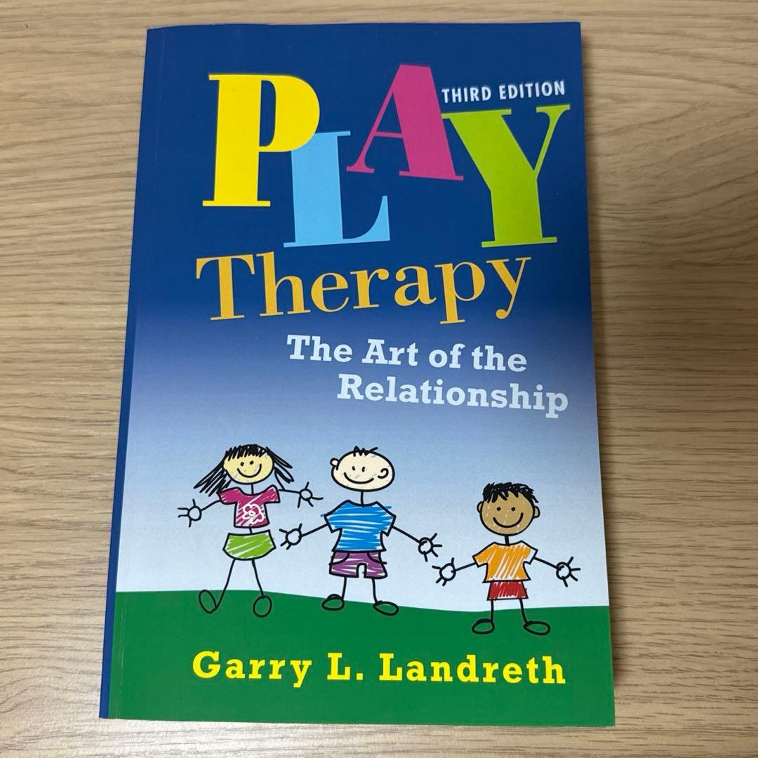 洋書 Play Therapy:The Art of the Relationship