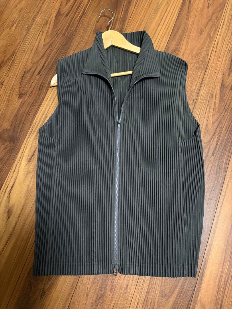 HOMME PLISSÉ ベスト