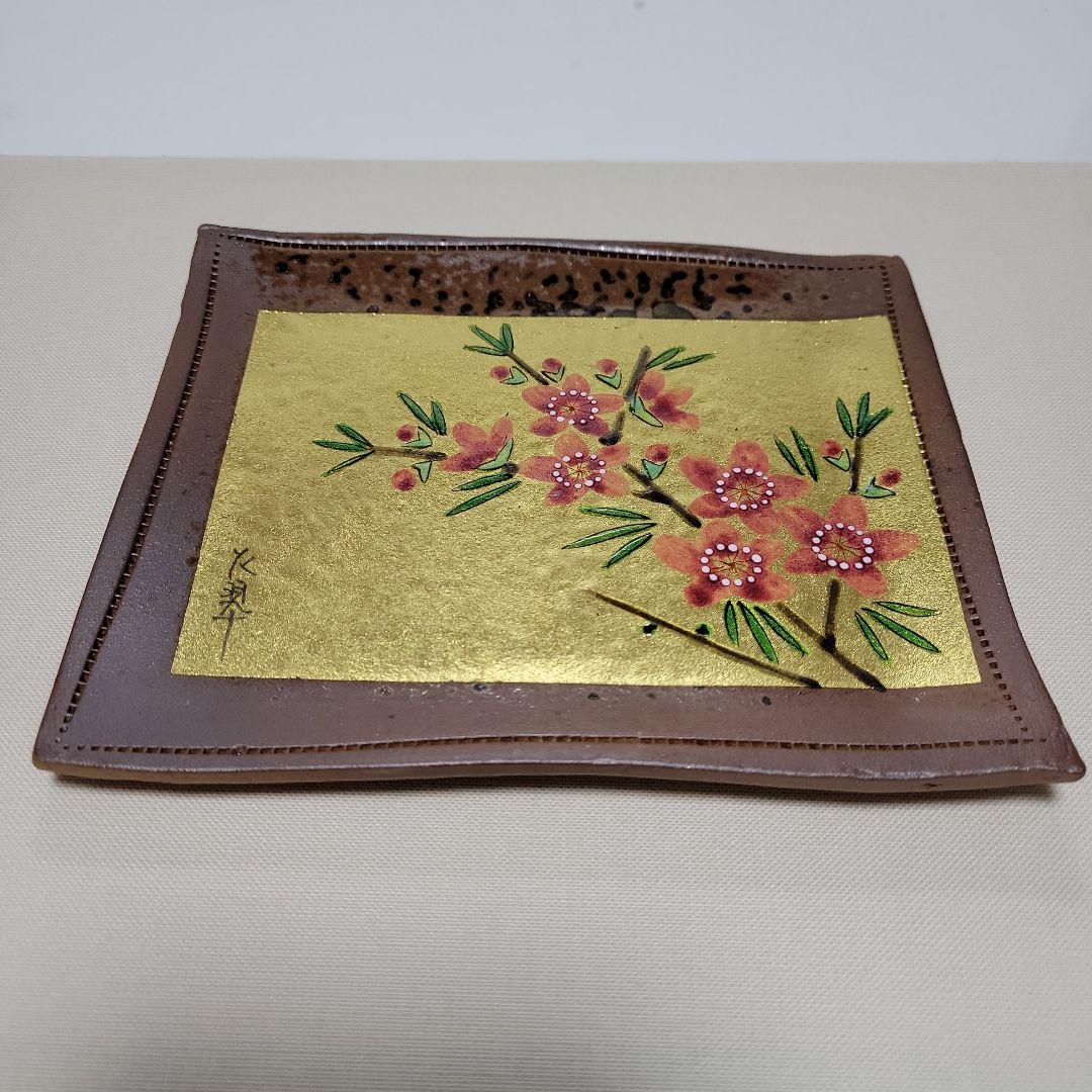 額に飾られた焼きもの