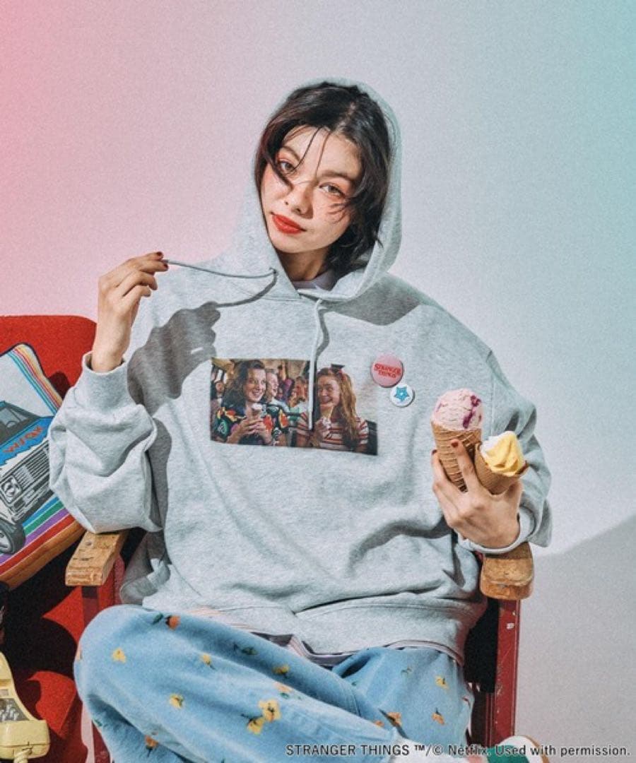 【STRANGER THINGS】コラボ 缶バッジ付きパーカー Mサイズ