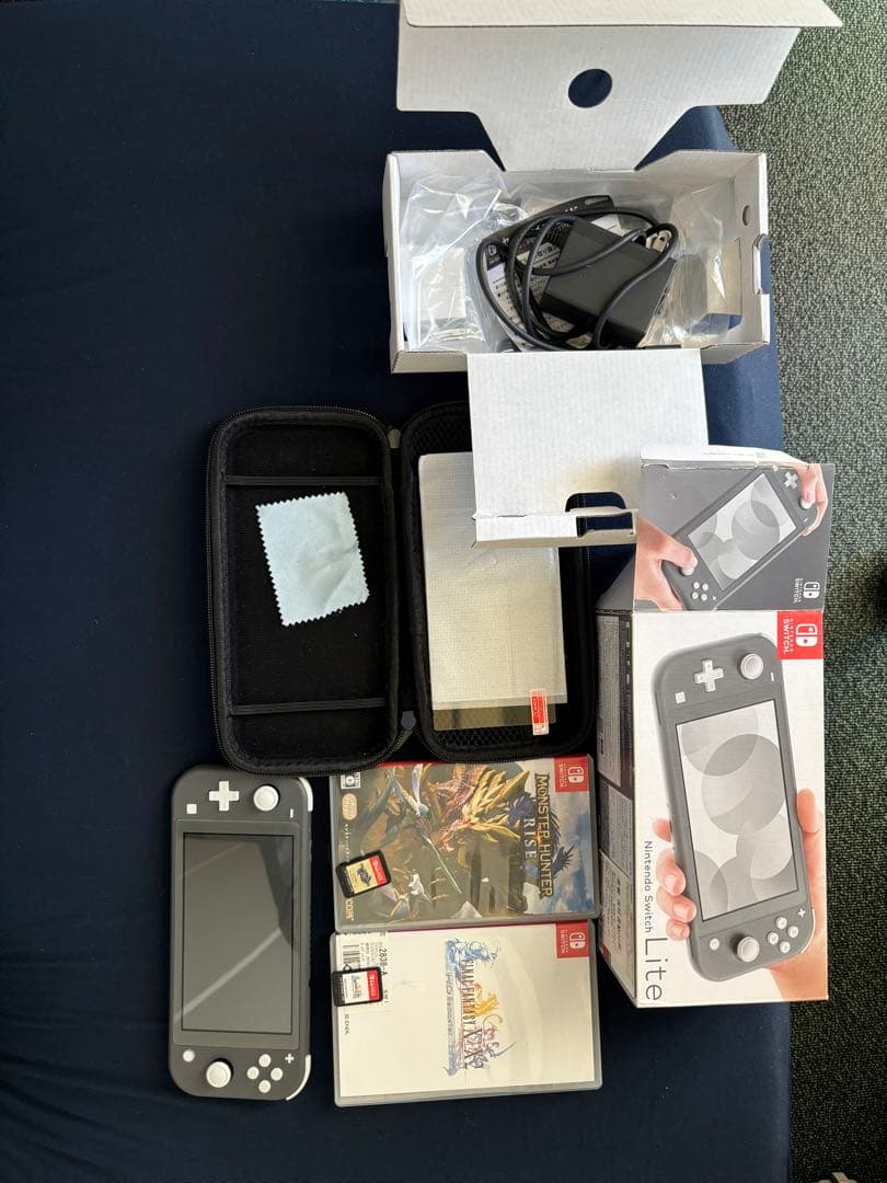 Nintendo スイッチライト　 グレー 本体FF モンハン　カセット付き