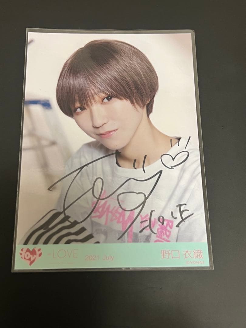 野口衣織さん　直筆サイン入り写真