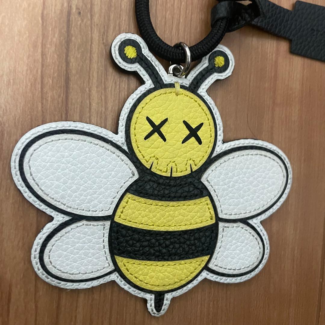 即買OK dior × kaws bee チャーム キーホルダー