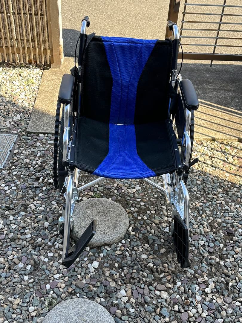 自走用車椅子 黒と青のコンビネーション