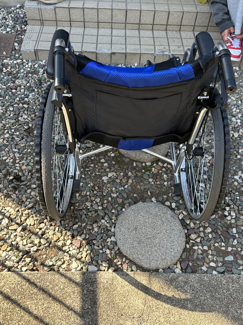 自走用車椅子 黒と青のコンビネーション