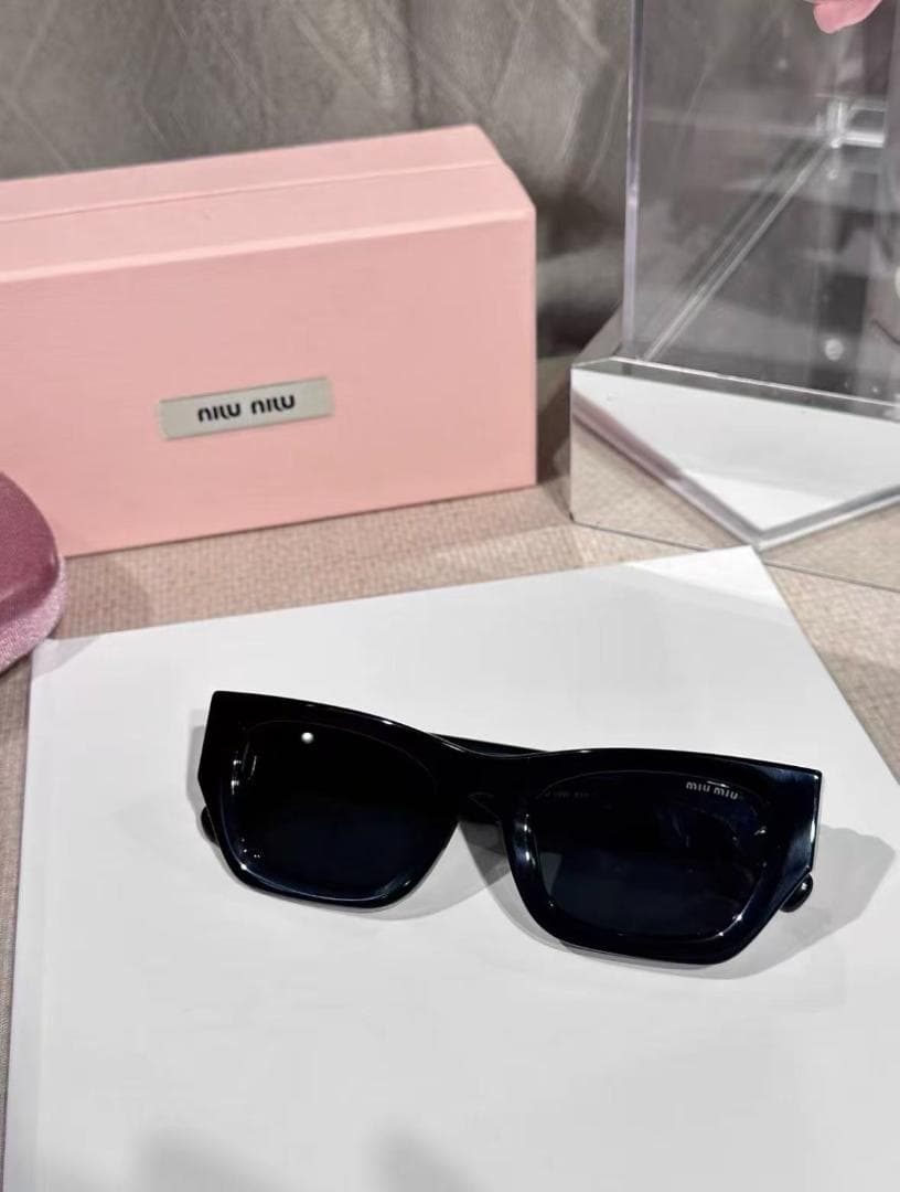 miu miu ブラック スクエアフレーム サングラス