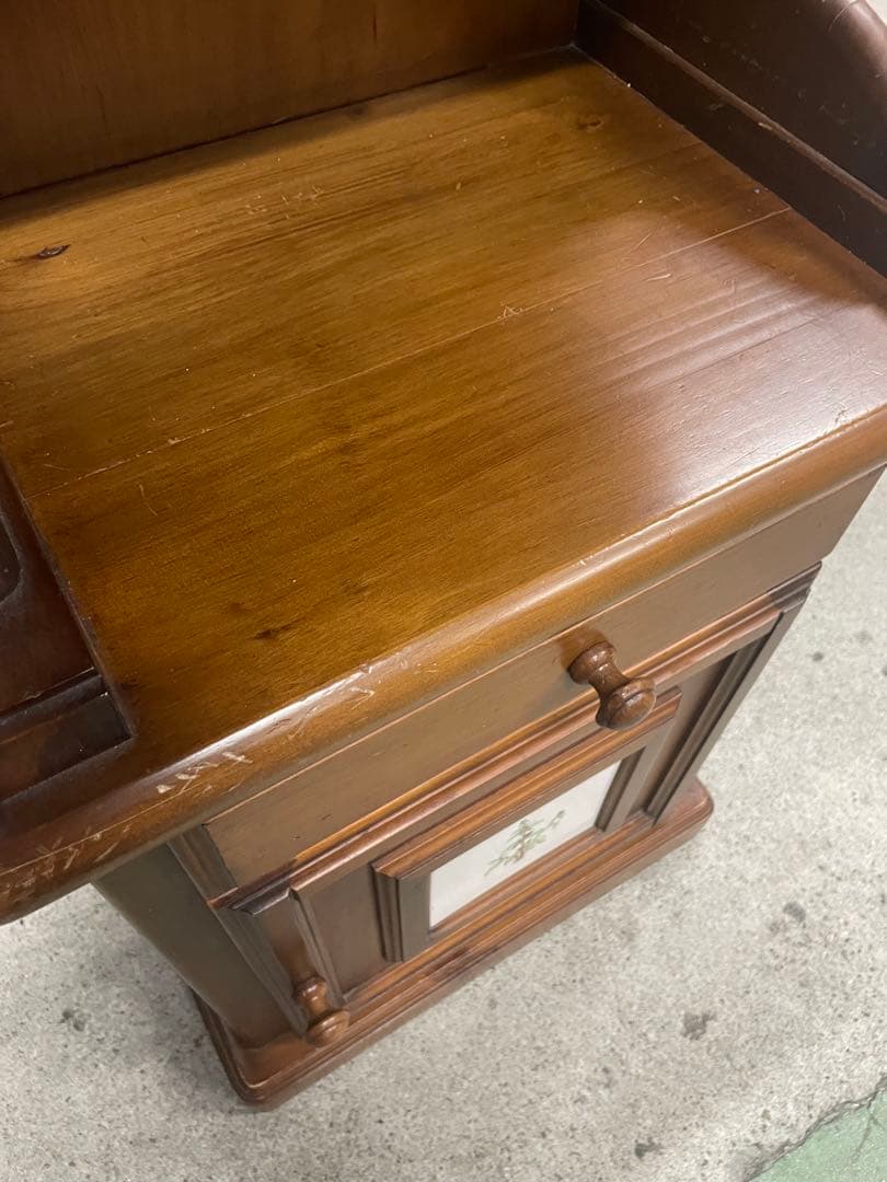 カントリー家具　アンティーク　木製ブラウンキャビネット