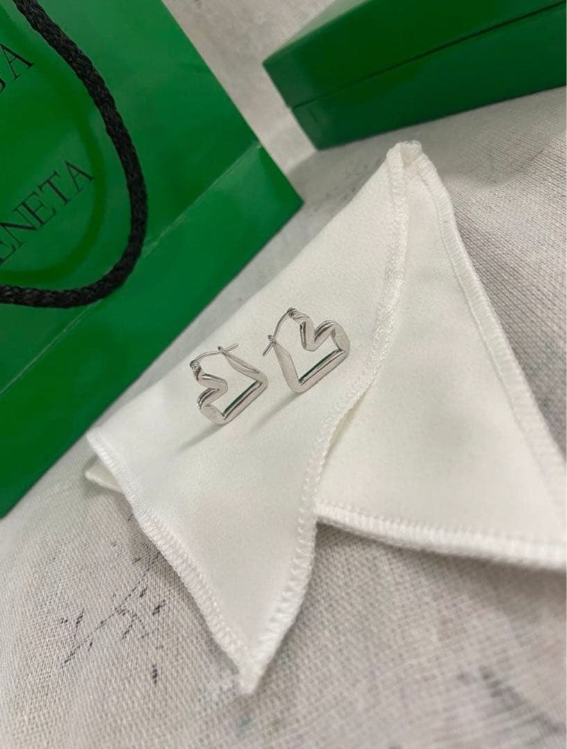 【BOTTEGA VENETA】H ビーム ピアス ハートシェイプ