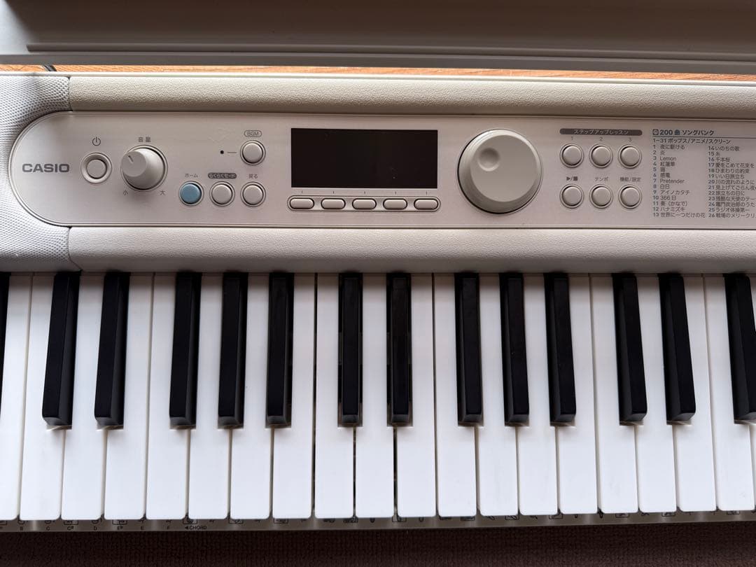 CASIO LK-520 ホワイト61鍵電子キーボード譜面台付