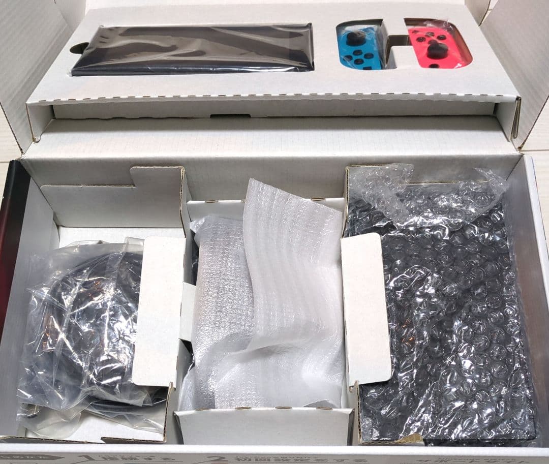 Nintendo Switch 本体 + 付属品 + キャリングポーチ付き