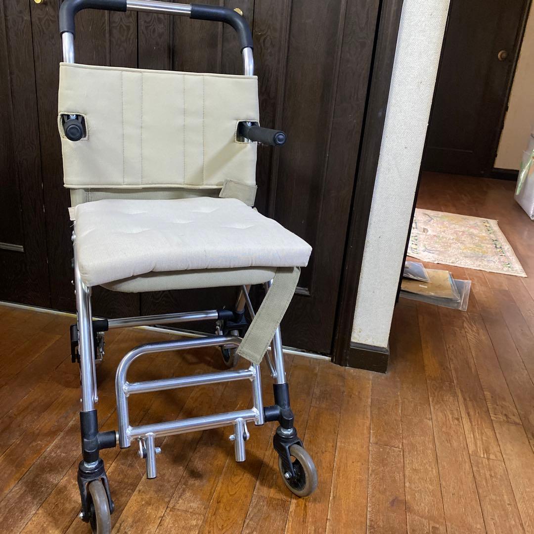 介護用椅子　折りたたみ可能　ブレーキ付き　送料込み