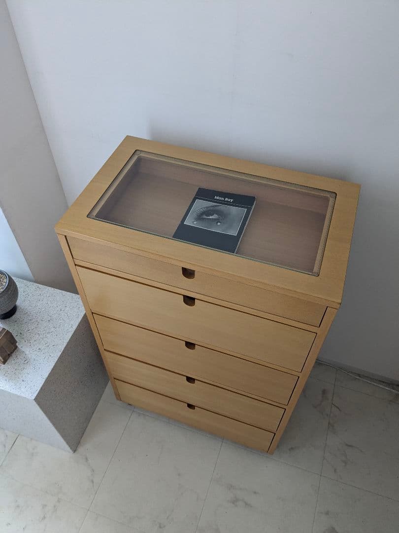 ILLUMS 北欧モダン 五段 キャスター ディスプレイチェスト ガラス天板