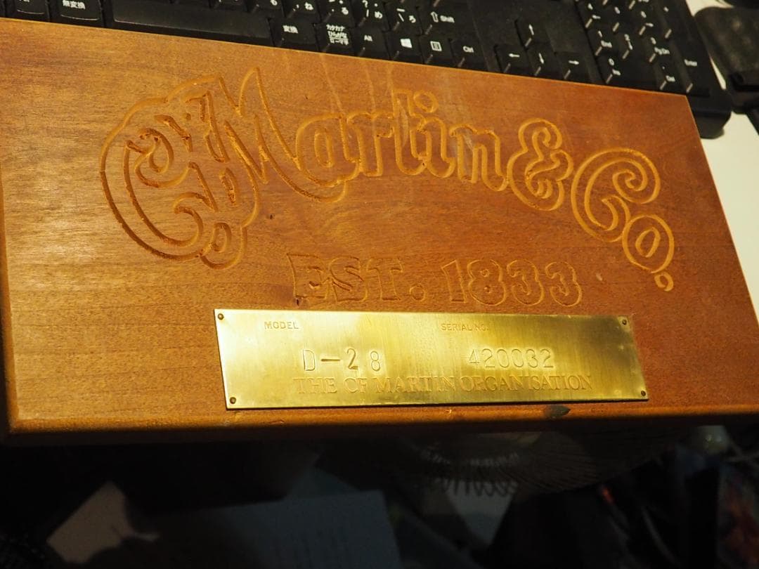 け*や様 Martin D28 シリアルナンバー入り木製プレートです。