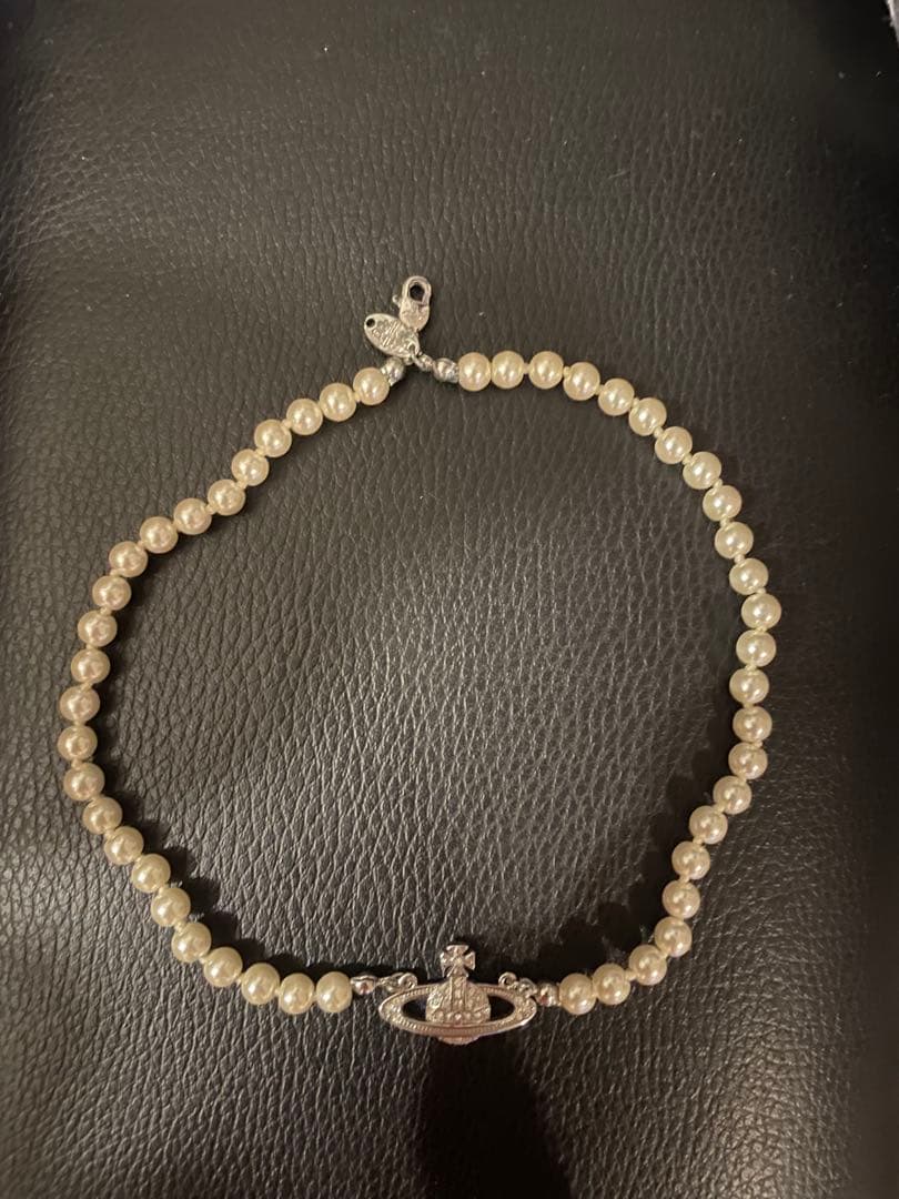 Vivienne Westwoodのオーブモチーフのパールブレスレット