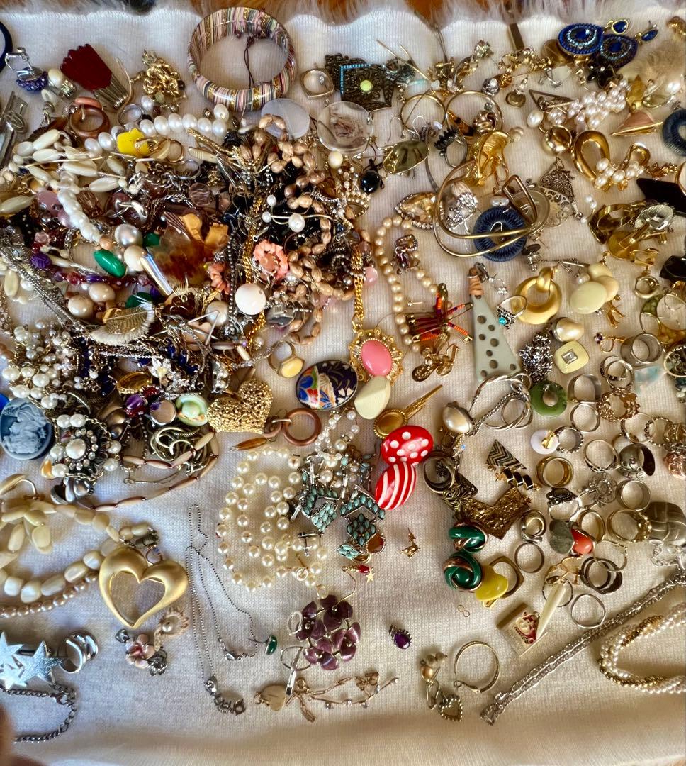 アクセサリー、装飾品まとめ売り。2.2kgお得