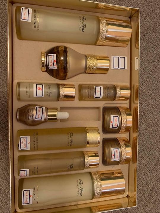 肌を再生し、滑らかにします。 アルカリ性オイルと肌のタイプに適した毛穴を引き締め