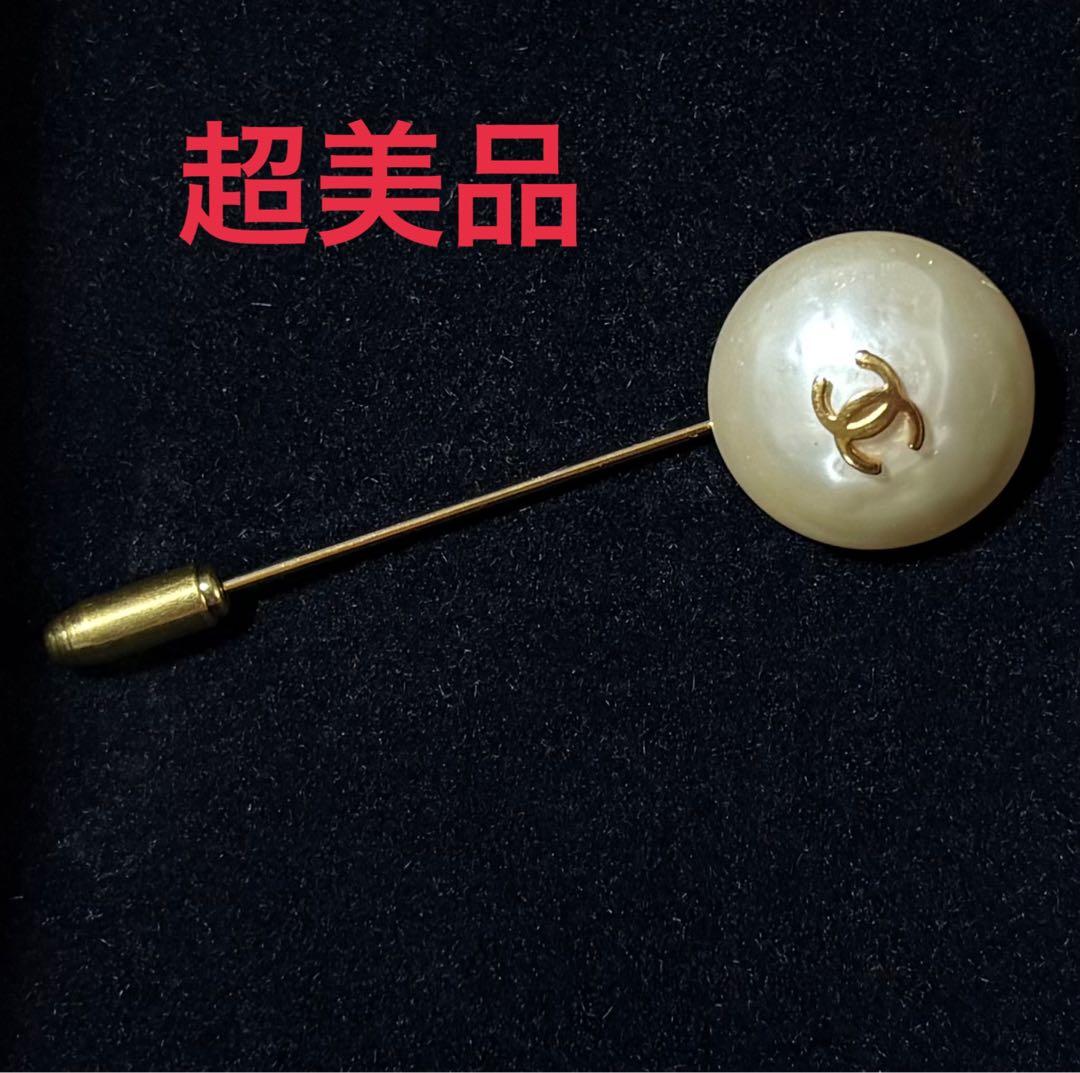 CHANEL ロゴ入りパールブローチ