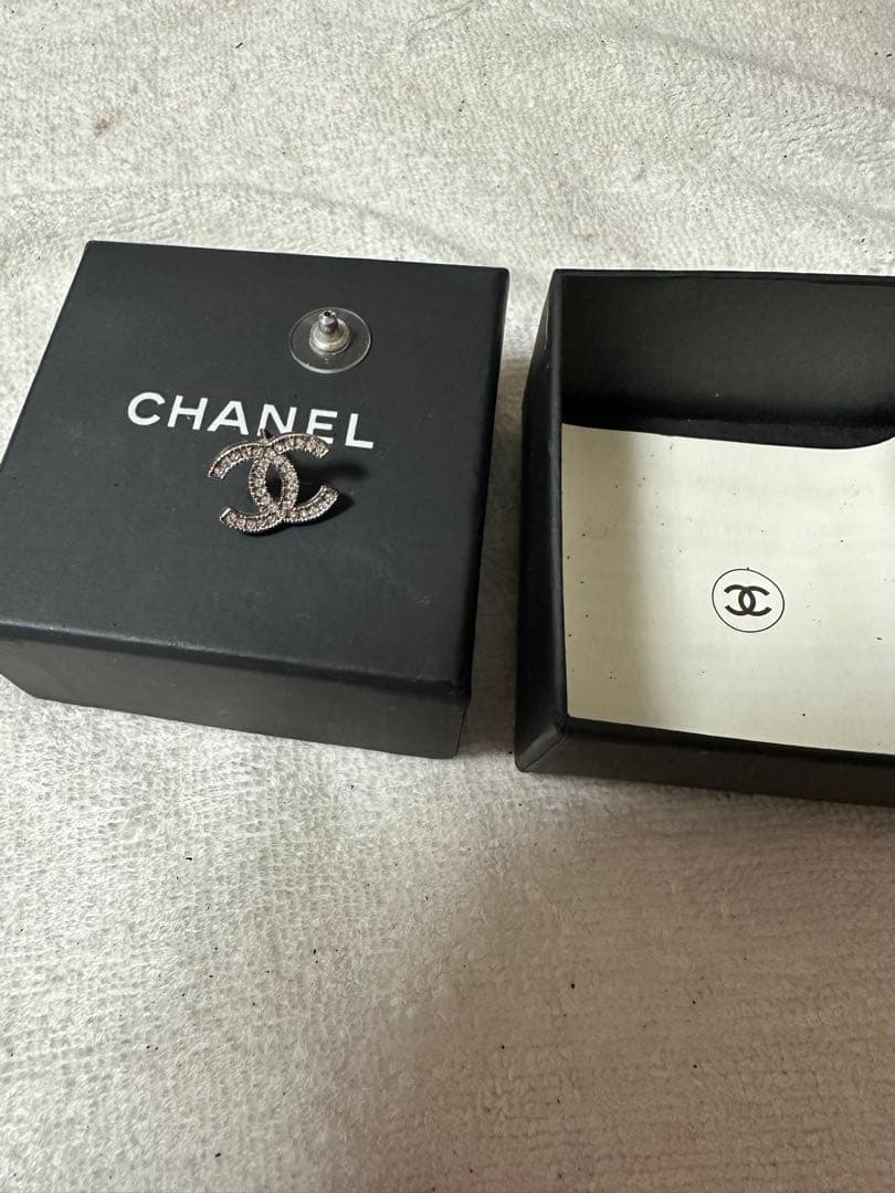 CHANEL シルバー ロゴデザイン ピアス