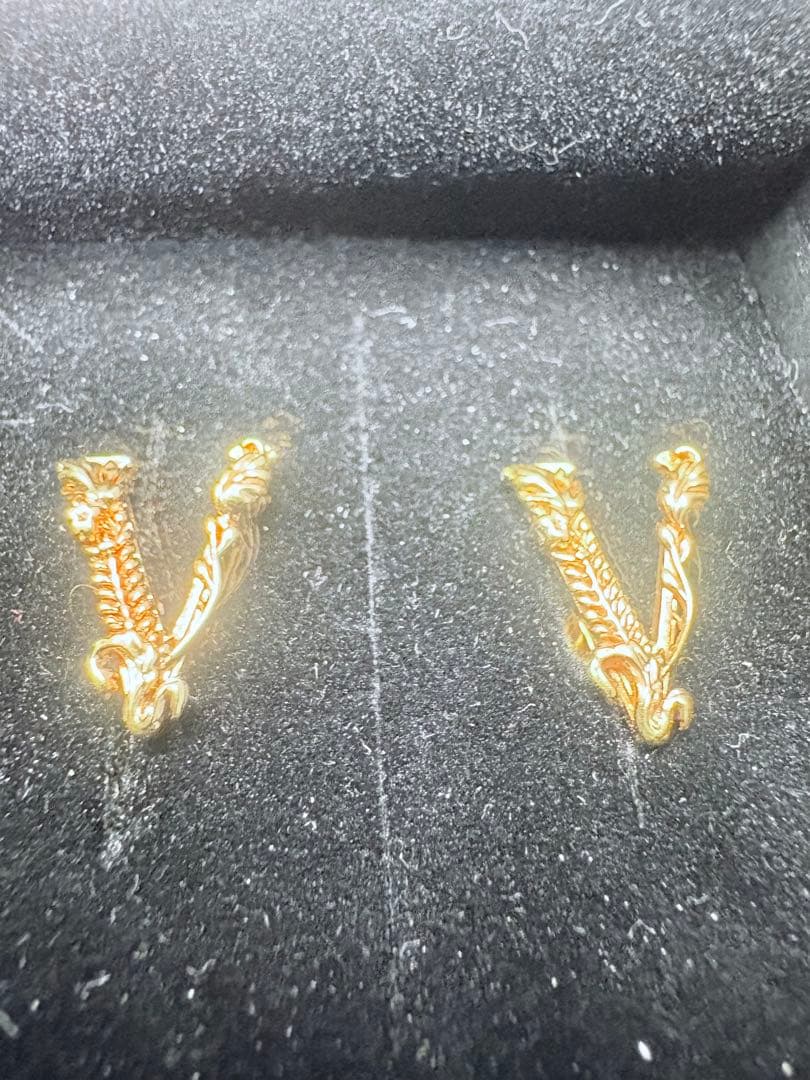 定価35000 使用2回のみ　極美品！！！ ヴェルサーチ　v字ピアス(両耳用)