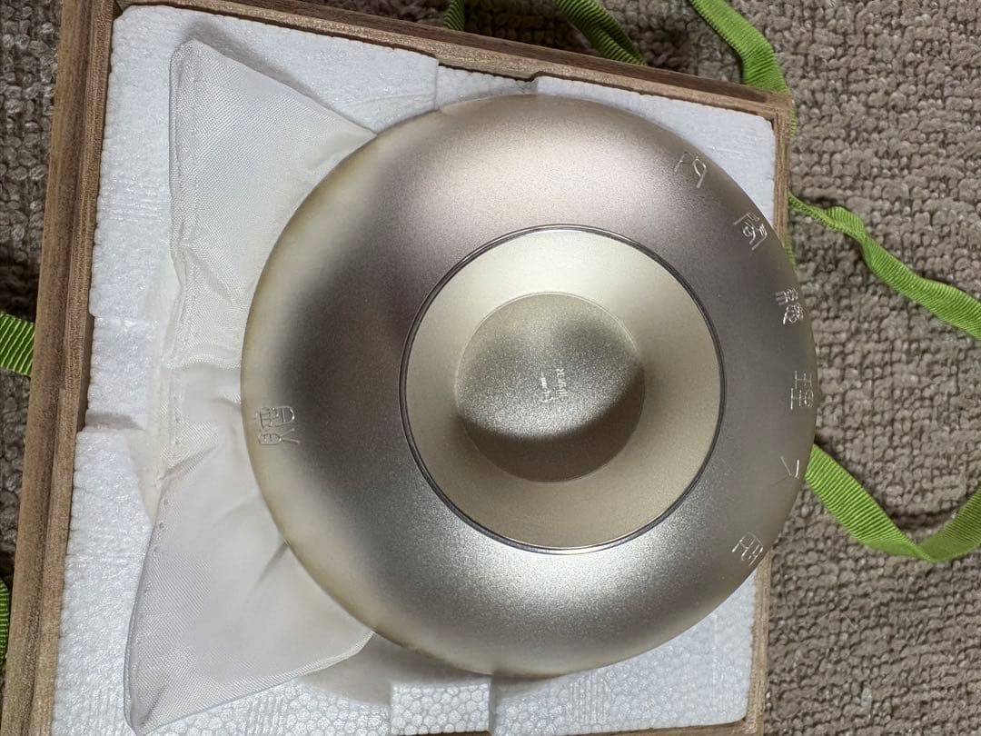 シルバー 花模様 丸型皿 木箱付き