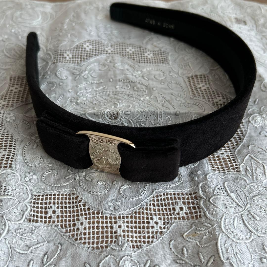 【極美品】フェラガモ ヴァラ　リボン カチューシャ ベロア　ブラック系