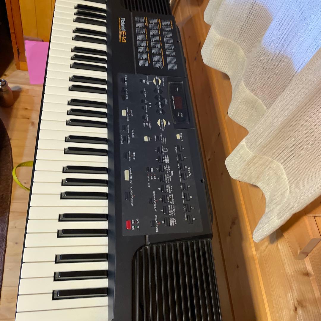ROLAND E-14 取説が無いのでPDFをダウンロードしてください。