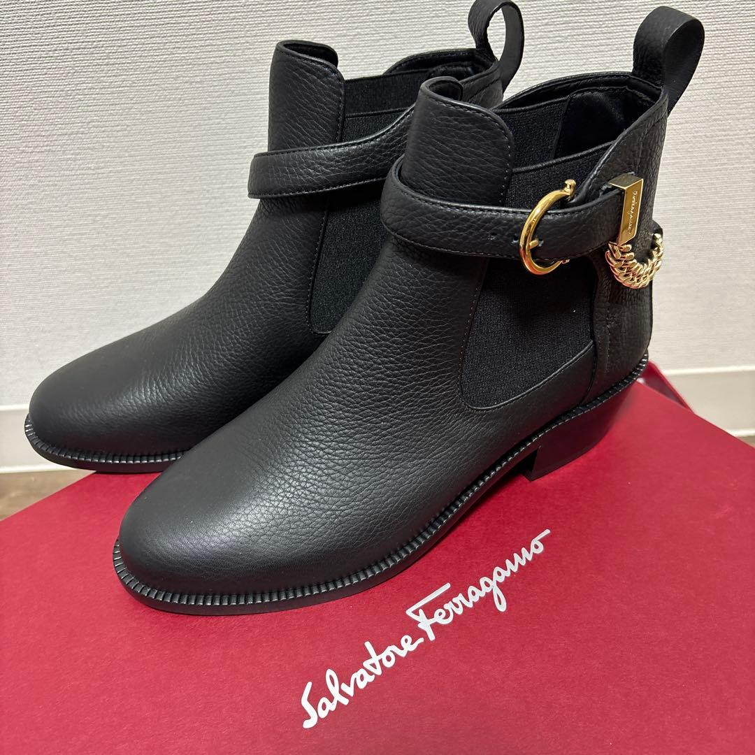 新品未使用Salvatore Ferragamo ブラックアンクルブーツ
